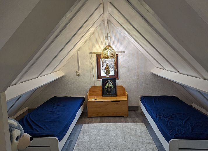 Eingang zum Ferienhaus Duinendaele II in De Panne, belgische Kueste, mit moderner Einrichtung und Zugang zu den Schlafzimmern.