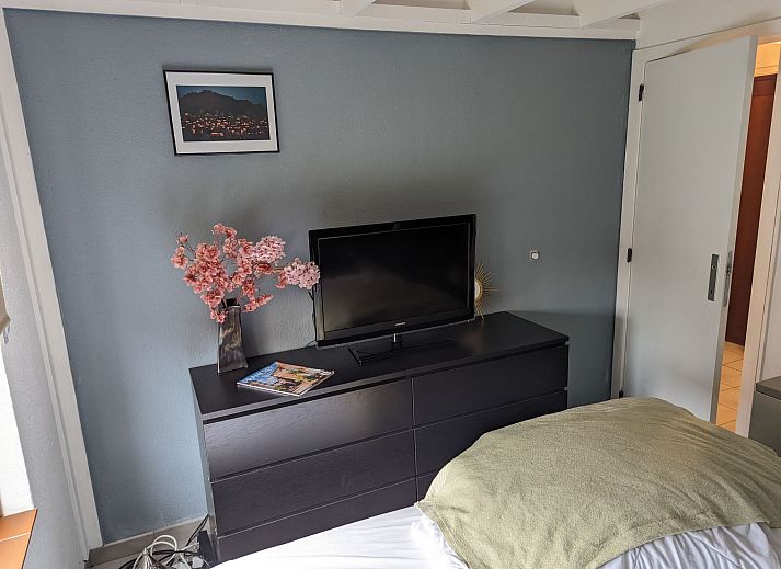 Eingang zum Ferienhaus Duinendaele II in De Panne, belgische Kueste, mit moderner Einrichtung und Zugang zu den Schlafzimmern.