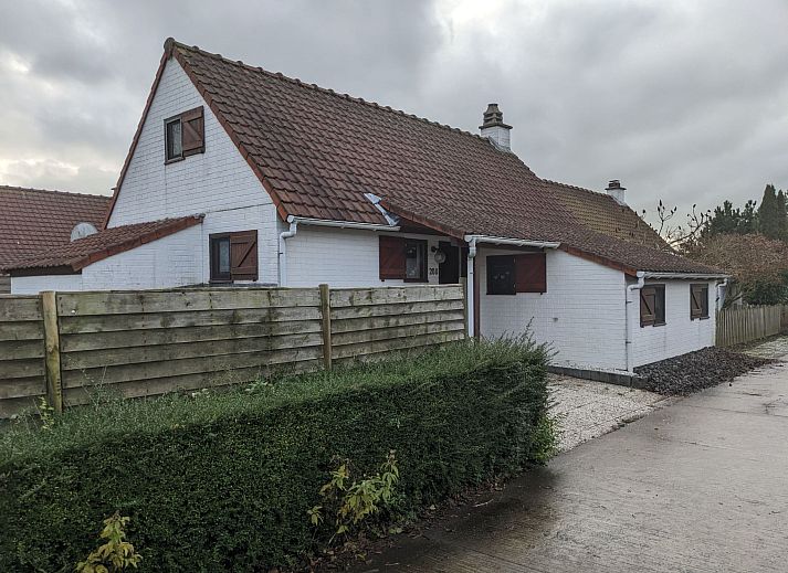 Eingang zum Ferienhaus Duinendaele II in De Panne, belgische Kueste, mit moderner Einrichtung und Zugang zu den Schlafzimmern.