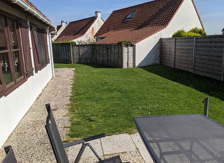 Stilvolles Badezimmer im Ferienhaus Duinendaele II, De Panne, belgische Kueste, mit modernem Dekor und natuerlichen Details.