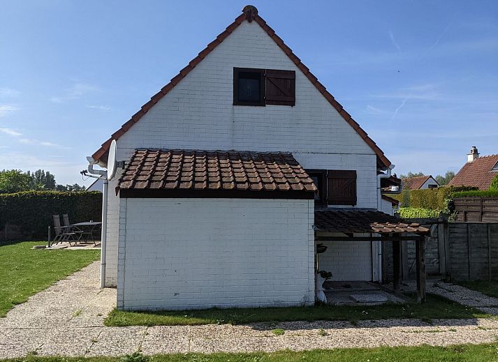 Stilvolles Badezimmer im Ferienhaus Duinendaele II, De Panne, belgische Kueste, mit modernem Dekor und natuerlichen Details.