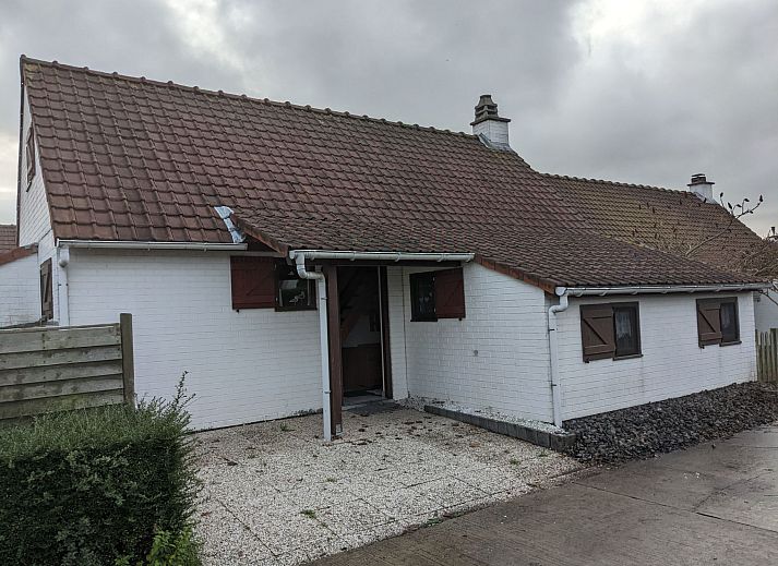 Stilvolles Badezimmer im Ferienhaus Duinendaele II, De Panne, belgische Kueste, mit modernem Dekor und natuerlichen Details.