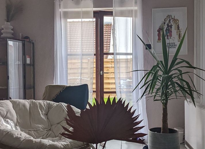 Stilvolles Badezimmer im Ferienhaus Duinendaele II, De Panne, belgische Kueste, mit modernem Dekor und natuerlichen Details.