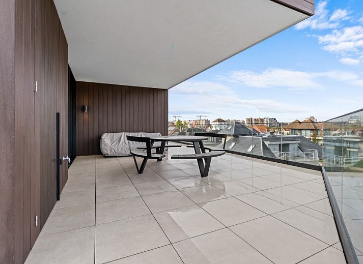 Modern kitchen in Penthouse 'Ter Elst', a luxury apartment in De Panne on the Belgian coast with a view of the city.