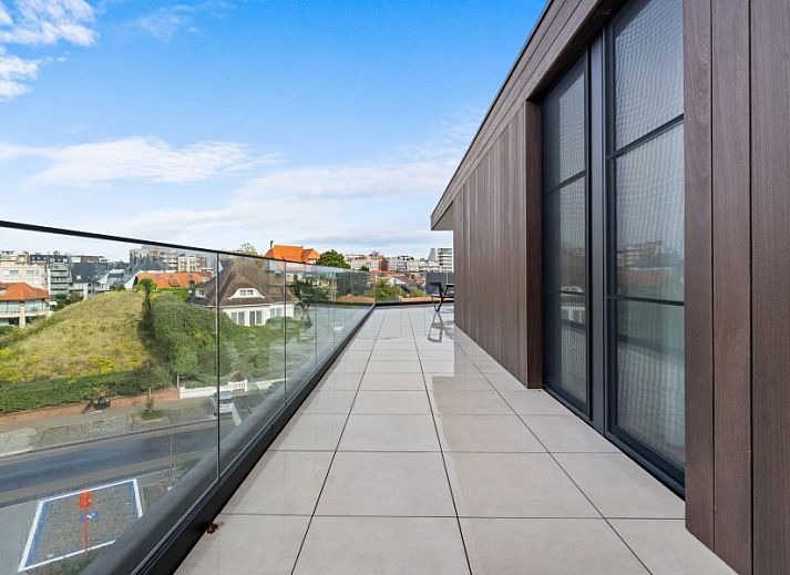 Modern kitchen in Penthouse 'Ter Elst', a luxury apartment in De Panne on the Belgian coast with a view of the city.