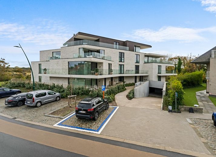 Modern kitchen in Penthouse 'Ter Elst', a luxury apartment in De Panne on the Belgian coast with a view of the city.