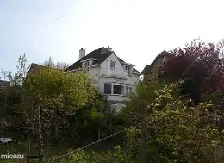 Das Ferienhaus "Quiet Corner" in De Panne an der belgischen Kueste, umgeben von einem gruenen Garten und einer charmanten Terrasse, laedt zu einem entspannten Aufenthalt ein.
