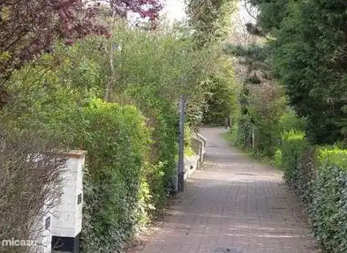 Das Ferienhaus "Quiet Corner" in De Panne an der belgischen Kueste, umgeben von einem gruenen Garten und einer charmanten Terrasse, laedt zu einem entspannten Aufenthalt ein.