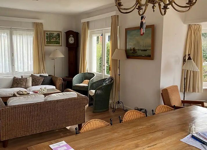Das Ferienhaus "Quiet Corner" in De Panne an der belgischen Kueste, umgeben von einem gruenen Garten und einer charmanten Terrasse, laedt zu einem entspannten Aufenthalt ein.
