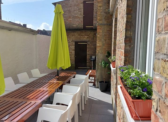 Geniessen Sie die sonnige Terrasse des Ferienhauses "De Zji" in De Panne an der belgischen Kueste - ideal fuer ein entspanntes Abendessen im Freien.