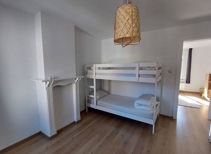 Gemuetliches Schlafzimmer im Ferienhaus "De Zji" in De Panne an der belgischen Kueste, mit grossem Fenster und moderner Einrichtung fuer einen entspannten Aufenthalt.