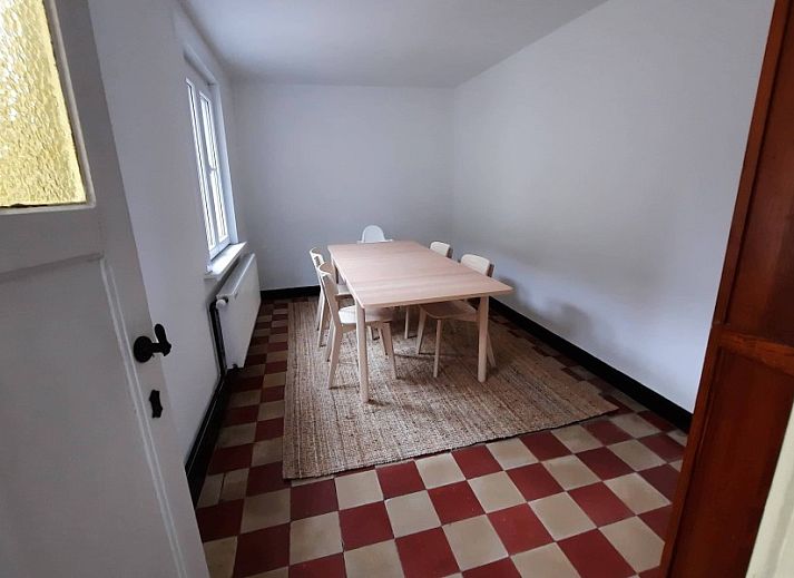 Gemuetliches Schlafzimmer im Ferienhaus "De Zji" in De Panne an der belgischen Kueste, mit grossem Fenster und moderner Einrichtung fuer einen entspannten Aufenthalt.