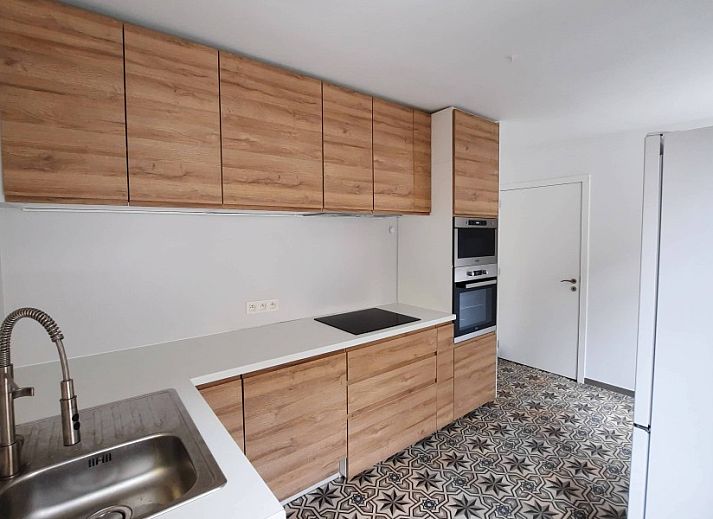 Gemuetliches Schlafzimmer im Ferienhaus "De Zji" in De Panne an der belgischen Kueste, mit grossem Fenster und moderner Einrichtung fuer einen entspannten Aufenthalt.