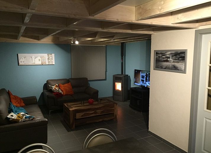 Gezellig terras van Vissershuisje in Wenduine, Belgische kust. Vakantiewoning met buitenzitje en parasol.