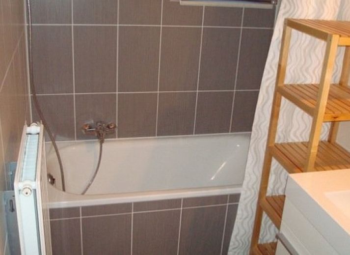 Gemuetliches Esszimmer im Vissershuisje59, Ferienhaus in Wenduine, belgische Kueste mit moderner Kueche.