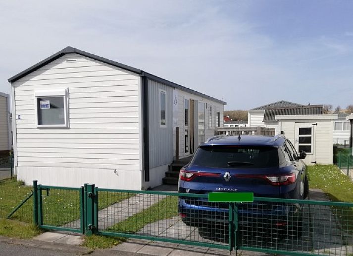 Veranda van Vakantieverblijf Wenduine, stacaravan in Wenduine, Belgische kust, met houten terras en parasol.