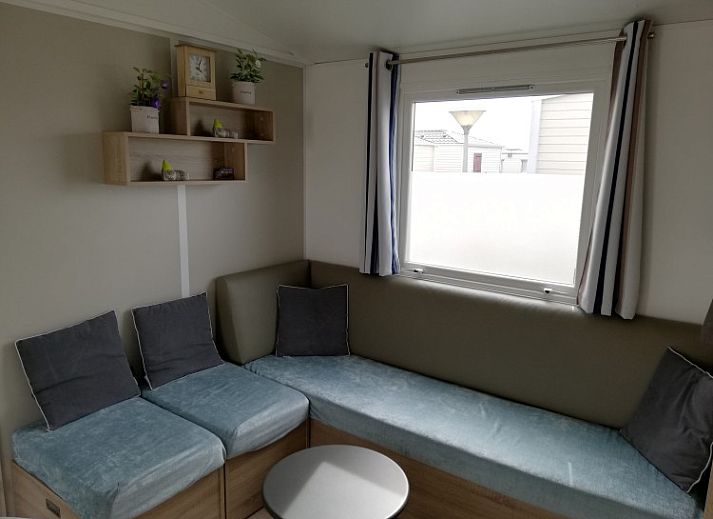 Veranda van Vakantieverblijf Wenduine, stacaravan in Wenduine, Belgische kust, met houten terras en parasol.