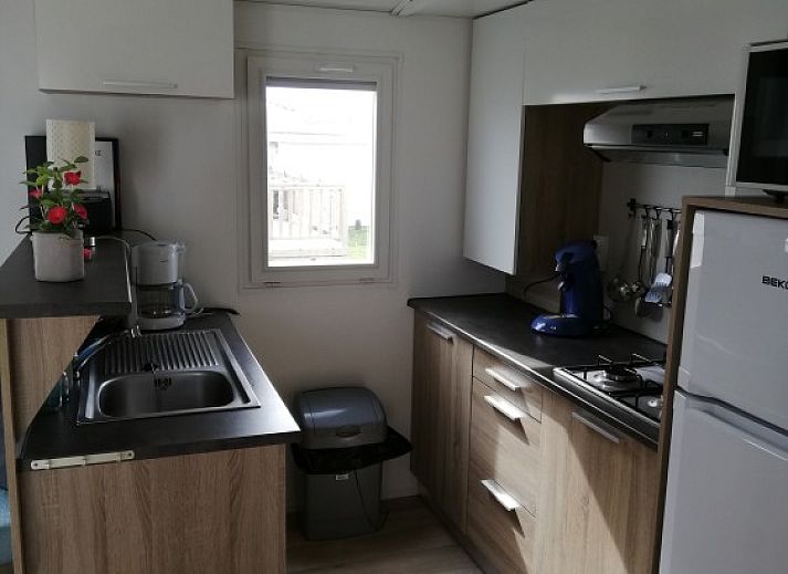 Vooraanzicht van Vakantieverblijf Wenduine, stacaravan in Wenduine, Belgische kust, met parkeergelegenheid.