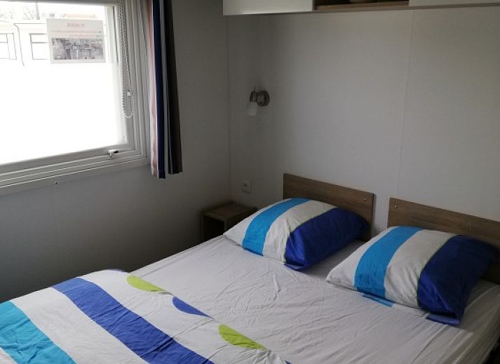 Vooraanzicht van Vakantieverblijf Wenduine, stacaravan in Wenduine, Belgische kust, met parkeergelegenheid.