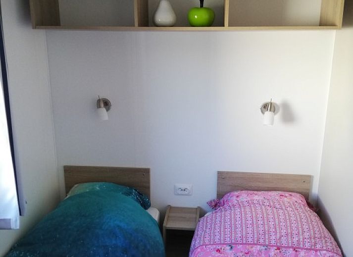 Vooraanzicht van Vakantieverblijf Wenduine, stacaravan in Wenduine, Belgische kust, met parkeergelegenheid.