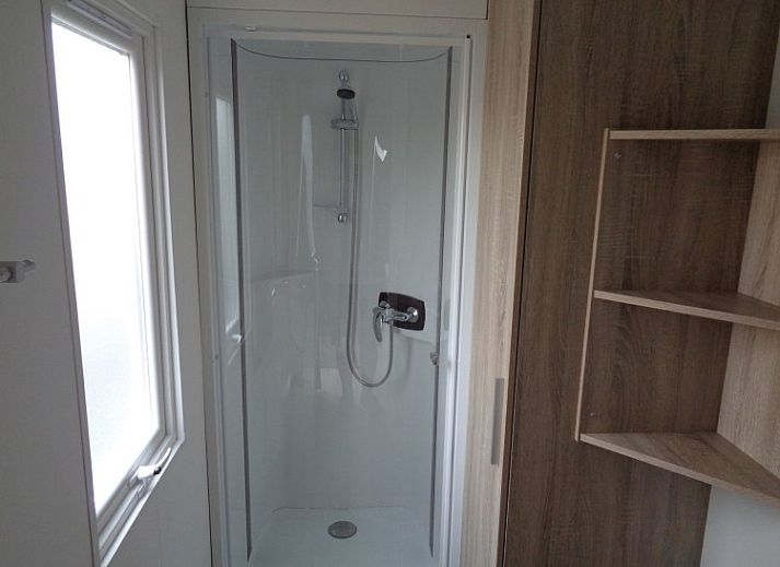 Vooraanzicht van Vakantieverblijf Wenduine, stacaravan in Wenduine, Belgische kust, met parkeergelegenheid.