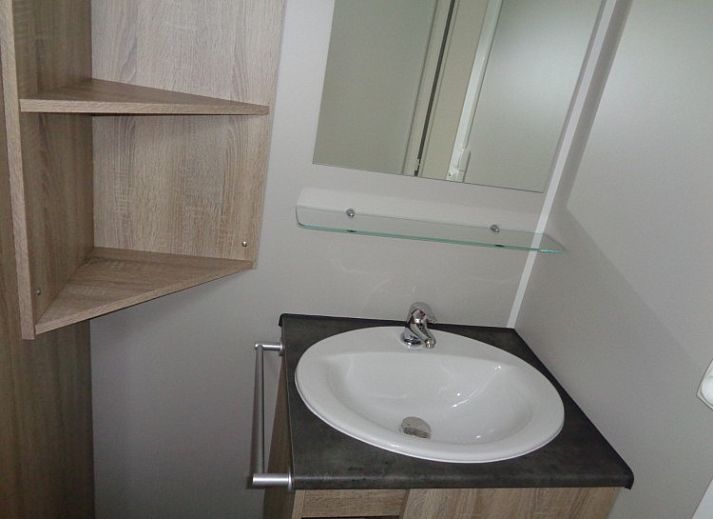 Vooraanzicht van Vakantieverblijf Wenduine, stacaravan in Wenduine, Belgische kust, met parkeergelegenheid.