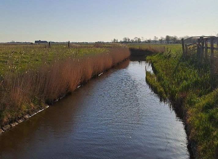 Gezellige zithoek in Vakantieverblijf Wenduine, stacaravan in Wenduine, Belgische kust, met comfortabele banken.