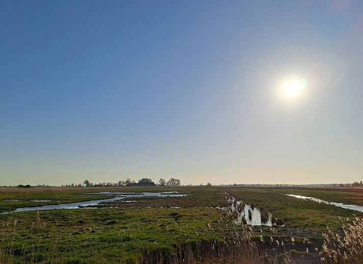 Gezellige zithoek in Vakantieverblijf Wenduine, stacaravan in Wenduine, Belgische kust, met comfortabele banken.