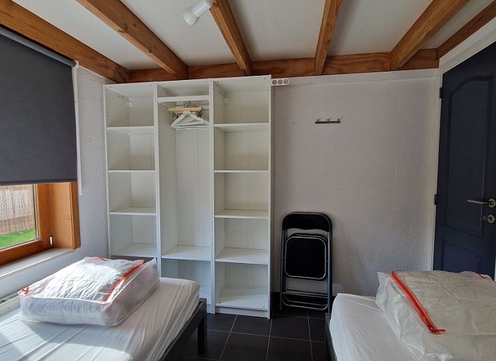 Vissershuisje 89 in Wenduine, sfeervol vakantiehuis bij avondlicht aan de Belgische kust.