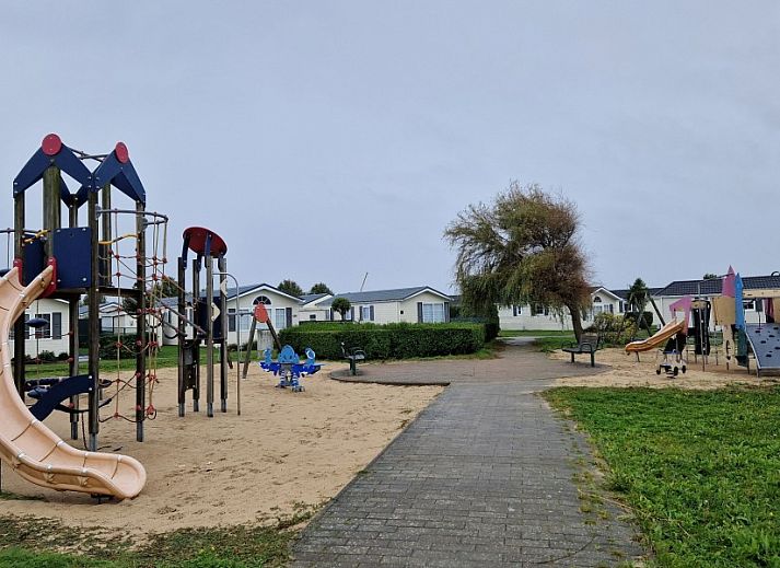 Vissershuisje 89 in Wenduine, overzicht van knusse woonkamer in vakantiehuis aan de Belgische kust.