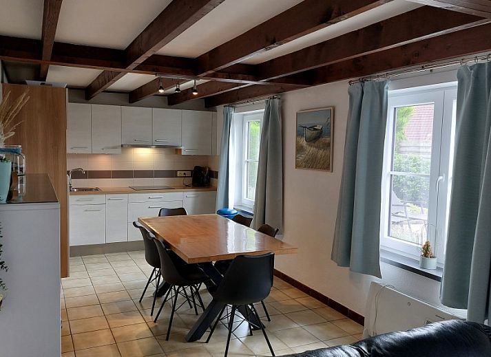 Gemuetlicher Flur mit Treppe im Ferienhaus Duinendaele 272, Adinkerke, De Panne, belgische Kueste.