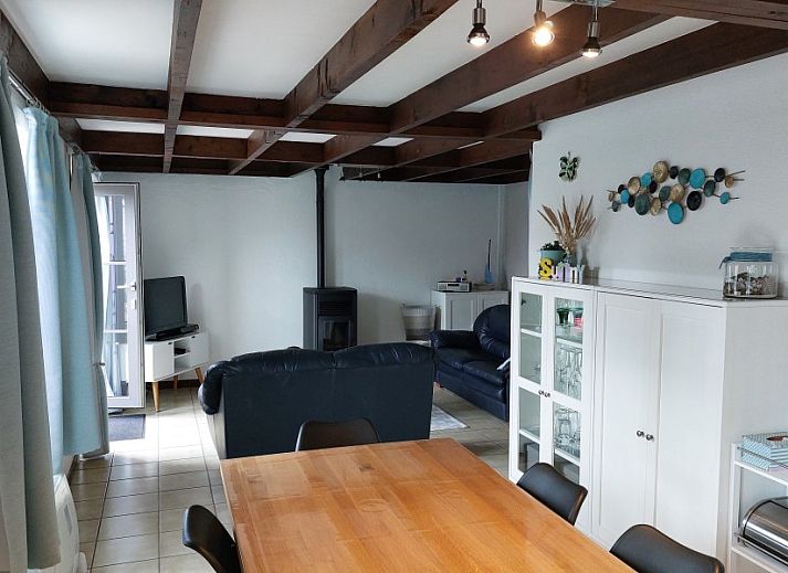 Gemuetlicher Flur mit Treppe im Ferienhaus Duinendaele 272, Adinkerke, De Panne, belgische Kueste.