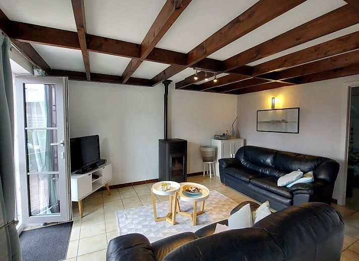 Gemuetlicher Flur mit Treppe im Ferienhaus Duinendaele 272, Adinkerke, De Panne, belgische Kueste.