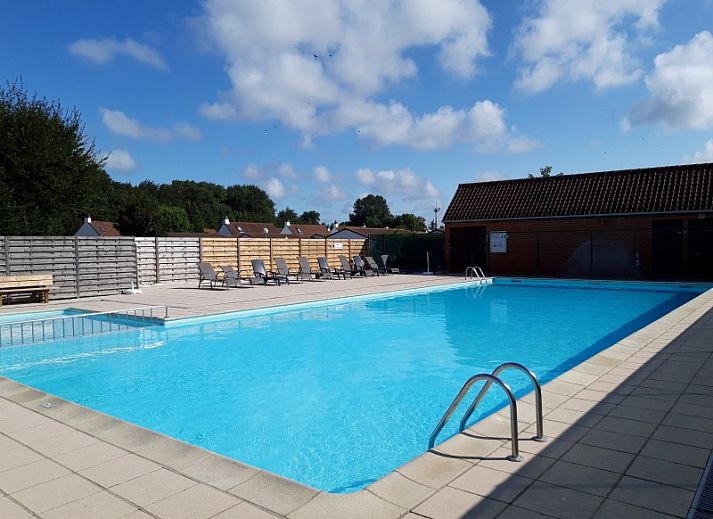 Geraeumige Kueche und Esszimmer im Ferienhaus Duinendaele 272, Adinkerke, De Panne, belgische Kueste.