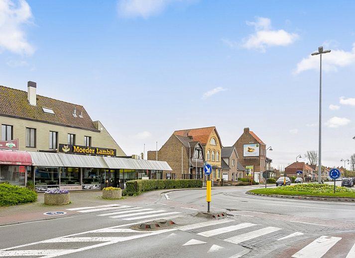 Cozy dining room in Maison Lambic apartment, De Panne, Belgian coast, ideal for family dinners.