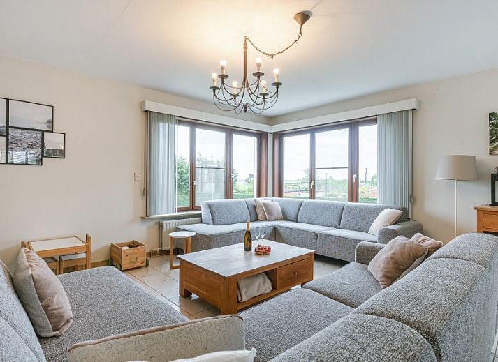 Cozy dining room in Maison Lambic apartment, De Panne, Belgian coast, ideal for family dinners.