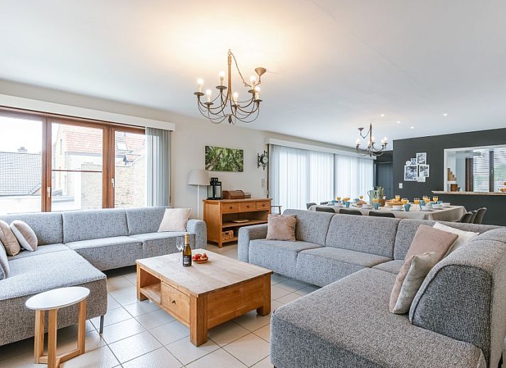 Cozy dining room in Maison Lambic apartment, De Panne, Belgian coast, ideal for family dinners.
