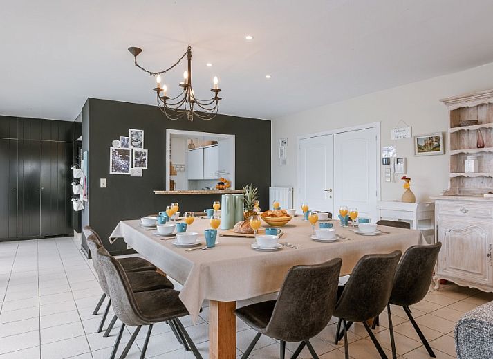 Cozy dining room in Maison Lambic apartment, De Panne, Belgian coast, ideal for family dinners.