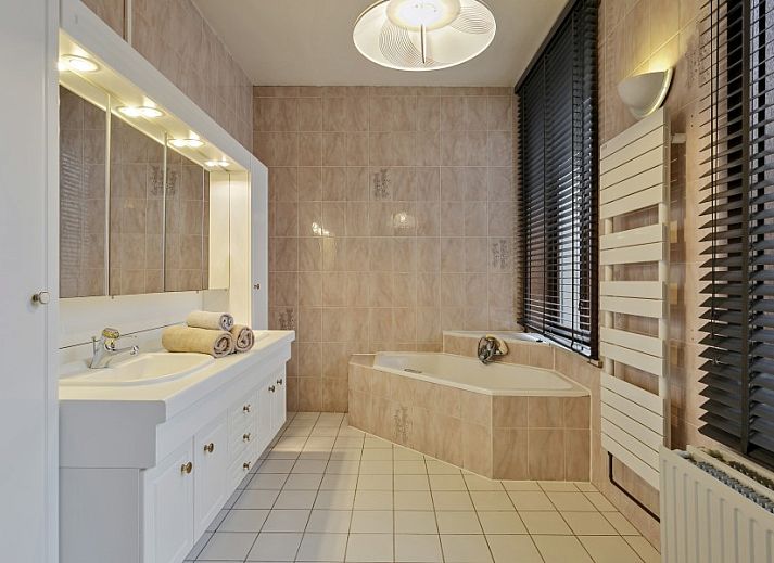 Street scene near Maison Lambic apartment in De Panne, Belgian coast, with charming local stores.