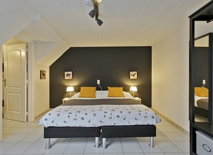 Comfortable sitting area in Maison Lambic apartment, De Panne, Belgian coast, with lots of natural light.