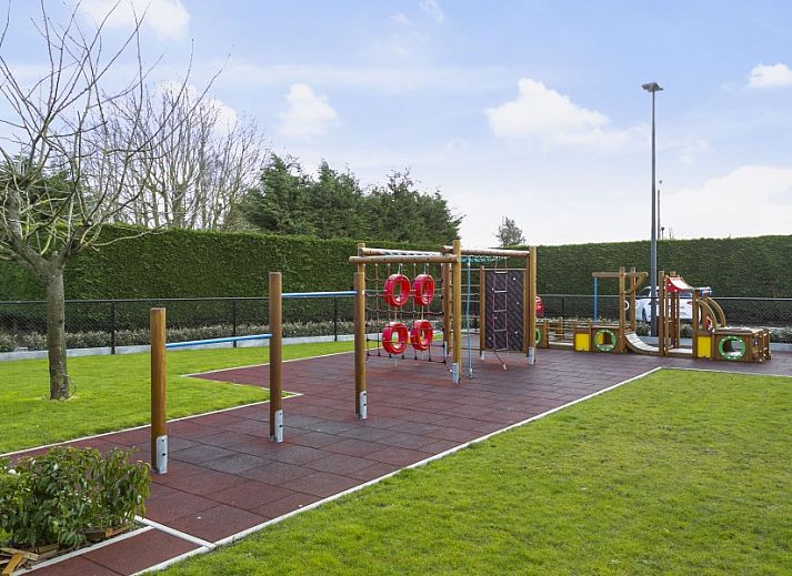 Comfortable sitting area in Maison Lambic apartment, De Panne, Belgian coast, with lots of natural light.
