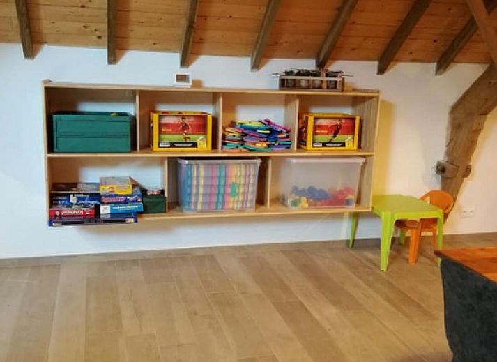 Comfortabele slaapkamer met meerdere bedden in 't Moerenzicht vakantiehuis, Westhoek, West-Vlaanderen.