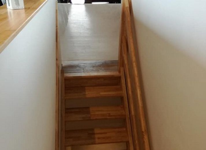 Comfortabele slaapkamer met meerdere bedden in 't Moerenzicht vakantiehuis, Westhoek, West-Vlaanderen.