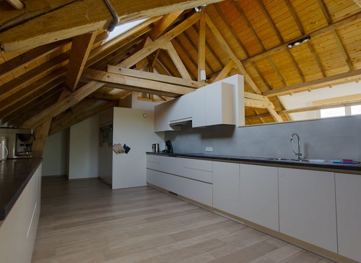 Comfortabele slaapkamer met meerdere bedden in 't Moerenzicht vakantiehuis, Westhoek, West-Vlaanderen.