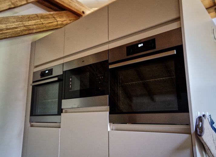 Comfortabele slaapkamer met meerdere bedden in 't Moerenzicht vakantiehuis, Westhoek, West-Vlaanderen.