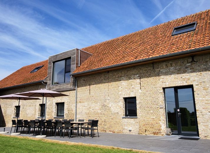 Rustgevende slaapkamer in 't Moerenzicht vakantiehuis, Westhoek, West-Vlaanderen met strak design.