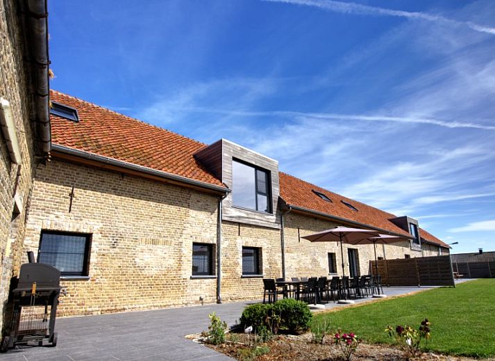 Rustgevende slaapkamer in 't Moerenzicht vakantiehuis, Westhoek, West-Vlaanderen met strak design.