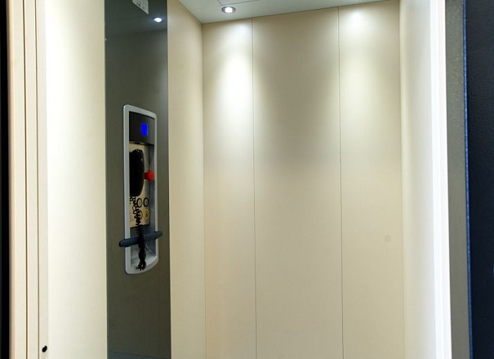 Rustgevende slaapkamer in 't Moerenzicht vakantiehuis, Westhoek, West-Vlaanderen met strak design.