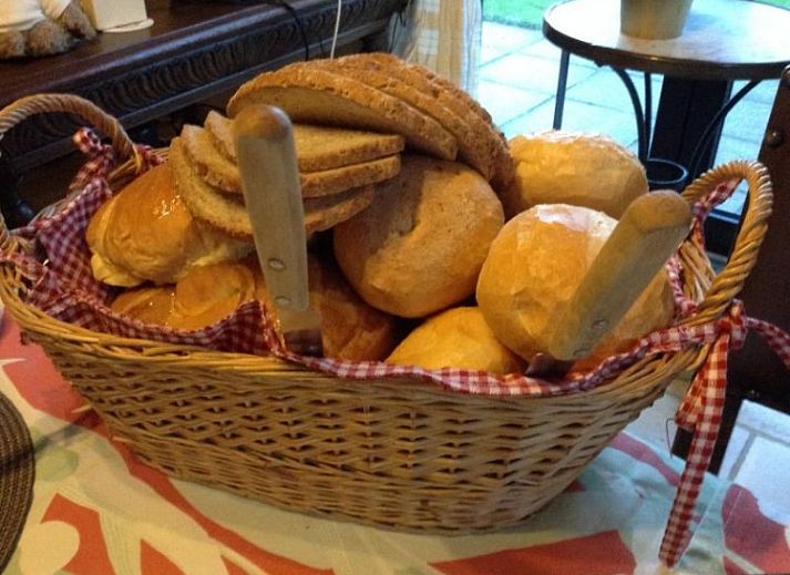 Cozy living room in B & B YACA, De Haan, with wooden beams and an inviting atmosphere.