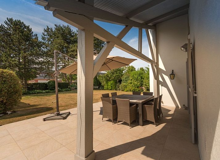 Access road to B & B YACA, a serene bed and breakfast in De Haan, Belgian coast.